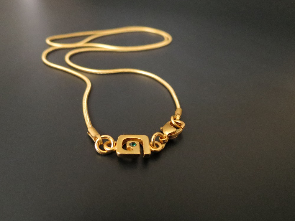 Galeria AMAYA gold chain with signature tag